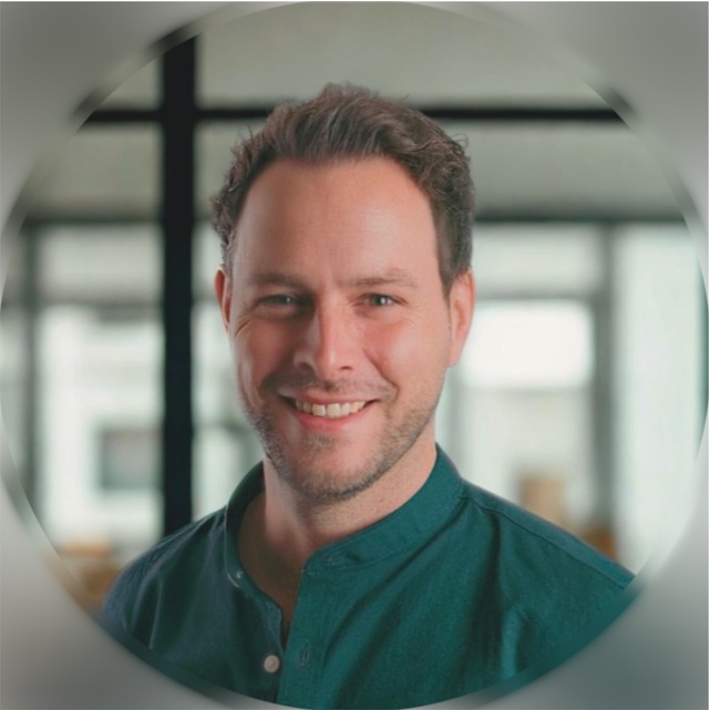 Florian Wagner lächelt in die Kamera.